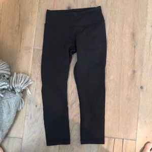 Black lululemon cropped leggings!